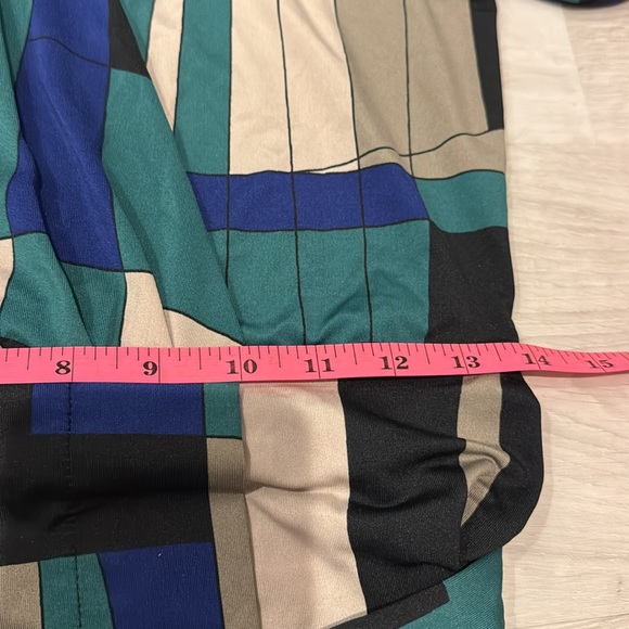 Oui Collection MIDI V-Neck MIDI Dress in an asymmetrical Print with Belt. - Picture 11 of 12